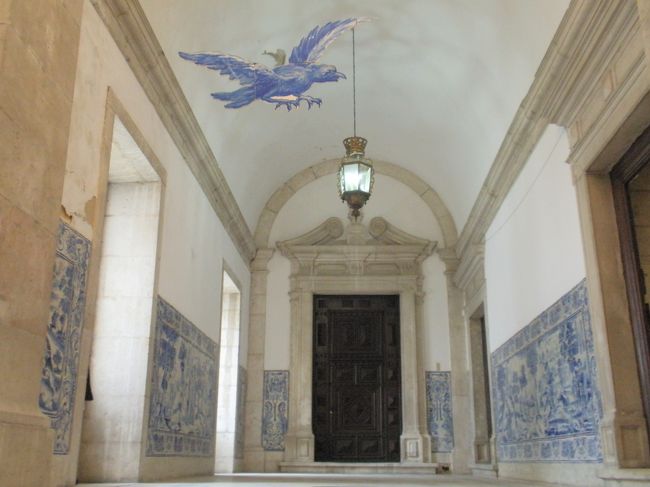 教会の中は、まだまだ未修復。前王家のものらしい。<br />とにかく、内部のアズレージョがすごいだけにもっと修復してきれいにすれば観光客はもっと増えるはず。