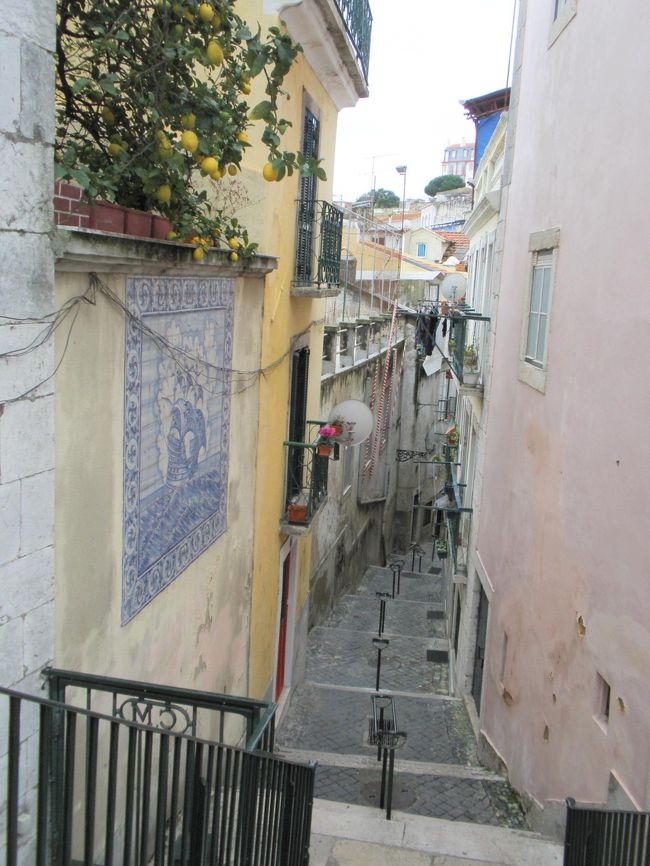 CASTELO DE SAO JORGE へ行く途中。かわいい路地いっぱい。ここにもアズレージョ。