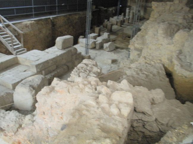 中は、発掘中の遺跡でした。道の途中で出現したんだね。。