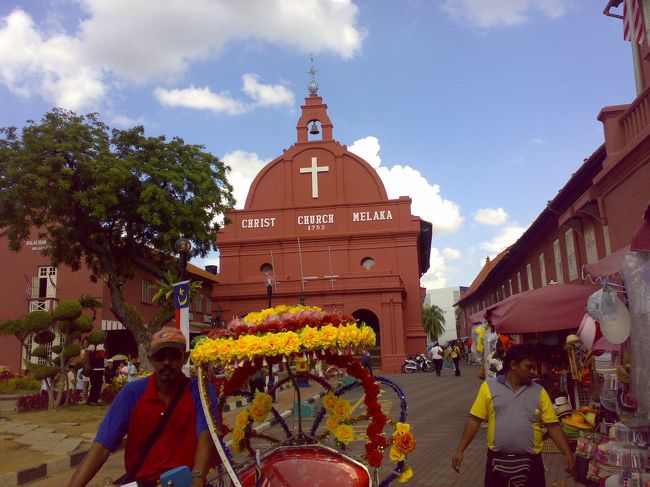 シンガポールからのバスは、中心部から少し離れたバスターミナルに到着。<br /><br />ここからオランダ広場までは、バスで10分ほど。<br /><br />　RM1.5 (\37)<br /><br />マラッカに来たのは、マラッカ海峡に沈む夕日が見たかったから！<br /><br />このお天気ならまちがいないでしょ。<br /><br />マラッカといえばこのムラカ・キリスト教会。