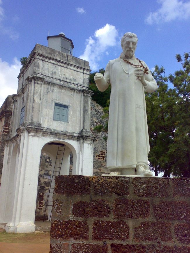 スタダイスの階段を駆け上がると、セント・ポール教会が見えてくる。<br /><br />手前は、あのフランシスコ・ザビエル。<br /><br />実物大だとしたら150cmくらいしかない。<br /><br />ちっちゃくてビックリ。