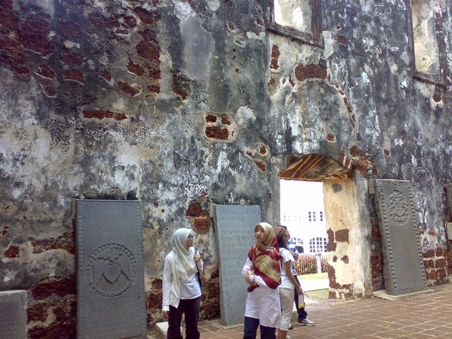 教会内部。<br /><br />天井がないので雨ざらし状態。