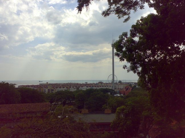 教会の丘から見たマラッカ海峡。<br /><br />かなり遠め。<br /><br />ここから見る夕日が絶景らしいので、あとでまた戻ってこよ〜っと。