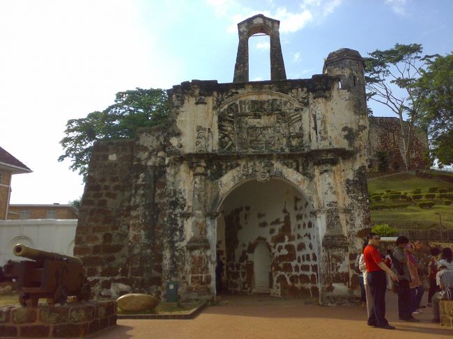 教会裏の階段を下りると、サンチャゴ砦。<br /><br />見所がぎゅっと集まっていて短時間でラクラク制覇。