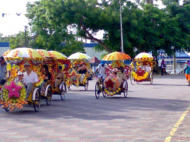 トライショーの大群。<br /><br />ド派手な装飾と大音量のミュージック。<br /><br />乗らねば！
