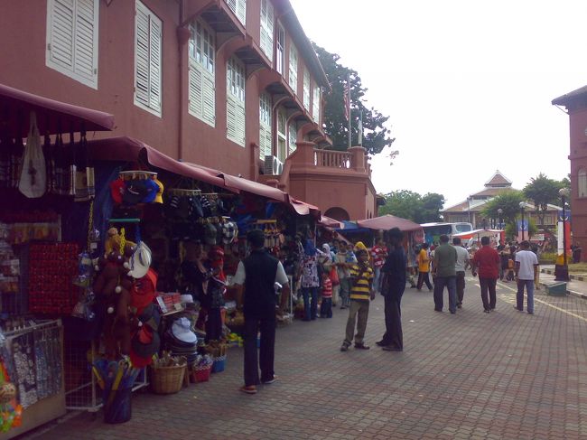 土産物屋がずらりと並ぶ。<br /><br />旅先から必ず実家に送る<br /><br />　ポストカード RM0.8 (\20) <br /><br />を購入。