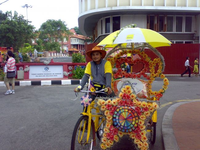 固定レートRM40/hのところ<br /><br />　RM20 (\500)/0.5h<br /><br />にしてもらったトライショー。<br /><br />要所要所で解説しながら、記念撮影もしてくれる。