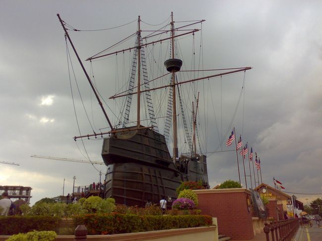 内部は海の博物館らしい。