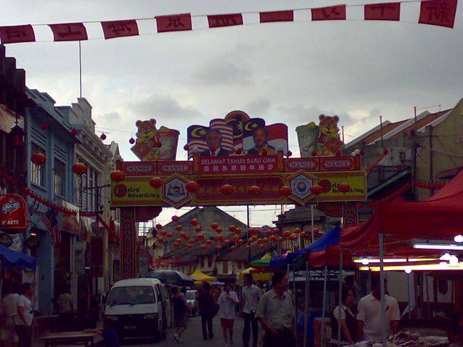 もうすぐチャイニーズ・ニューイヤー。<br /><br />ナイトマーケットの準備も始まってワクワク。<br /><br />しかし、雲行きが、、、