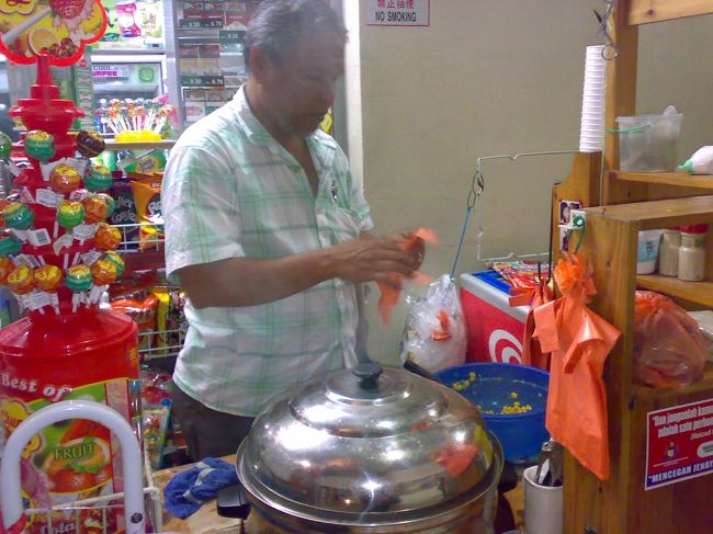 バスターミナルに戻り、クロークに預けていた荷物を受け取って<br /><br />　RM2 (\50)<br /><br />前々から気になっていたコーンにトライ。<br /><br />いろんなところで見かけたけど、マレーシアの人はコーン好き？<br /><br />たくさん種類があったけど、時間がないので一番シンプルなものをオーダー。<br /><br />　RM2 (\50)<br /><br />コーンにバターとマヨetcをまぜまぜ。