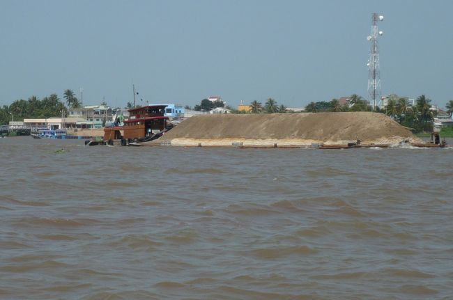 メコン河、川砂を採取しています。　建築ラッシュがつづくなか、多く見かけました。