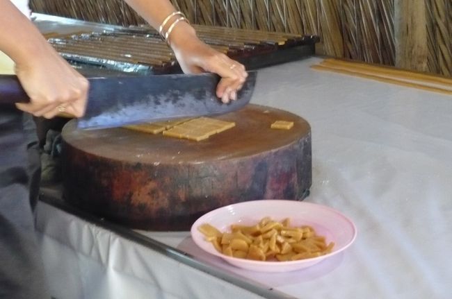 ココナツミルクでキャンディーを、　ココナツの実から、絞った液を煮詰め、　固めて、カット、包装まで　総て手作り。