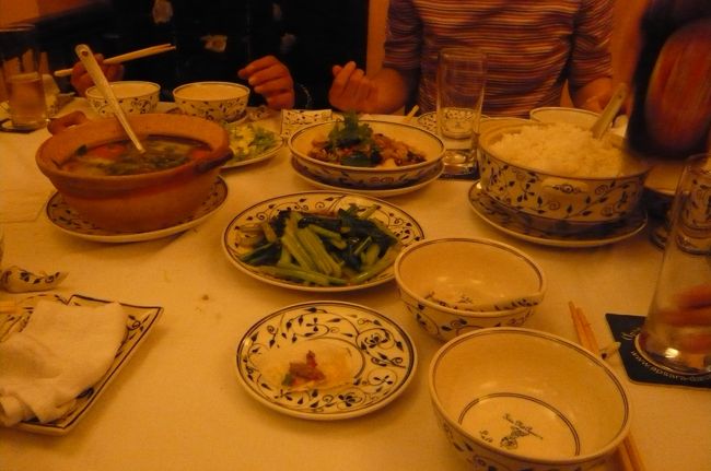 空港へ向かう途中、　交通事故　２件あり、　これだけの、バイク　車両がひっきりなしに、　当然事故も多いと・・・<br />更に　国内線が１時間も遅れ、　ようやくダナンで夕食、けれど　遅すぎたので、　アプサラダンスには間に合わず。<br />