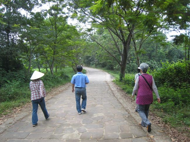 　　　１月３０日<br /><br />朝食後、ミーソンの遺跡へ。のどかな田園風景。約２時間後到着、　山道を１０分登って。
