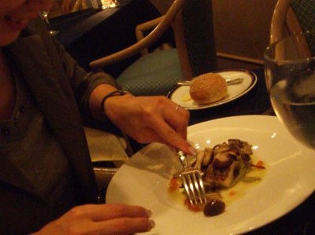 結婚して初めての旅行です。<br />エクシブ白浜アネックスに連泊しました。<br />連泊の宿泊プランがあったのです。<br />初日は夜に到着し、早速フレンチコースです。<br />魚料理に<br /><br />