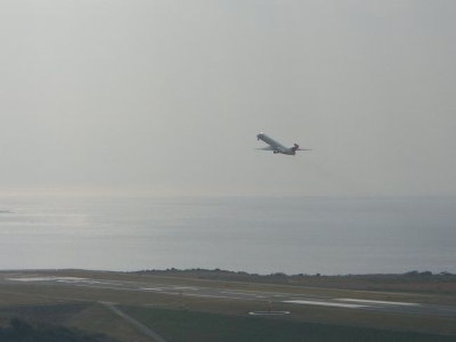 ホテルの部屋から白浜空港が見えます。<br />飛行機が離陸しました。<br /><br />