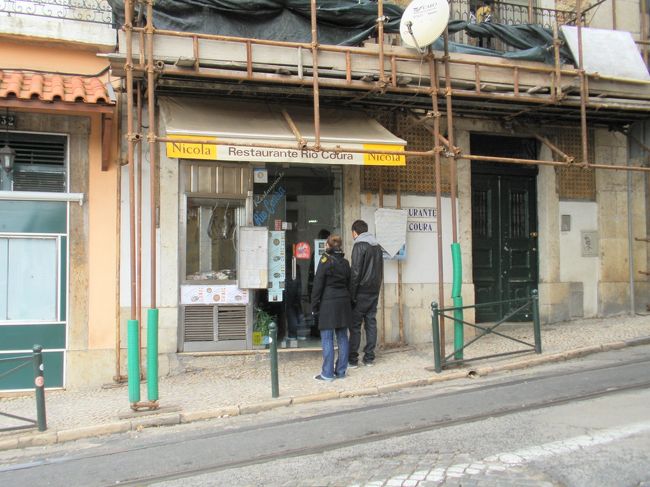 お店は工事中？こんな感じでした。どんどん人が入ってきて満員に。