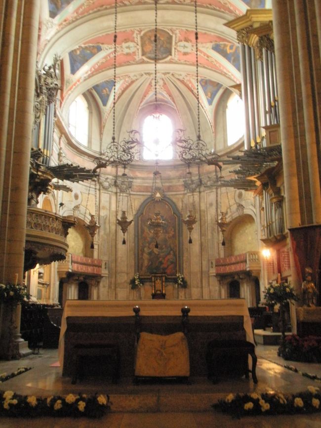 ランチしてから歩いて数分（お店から教会の後姿が見えてます）。カテドラルに着きました。教会の中もアズレージョがあったりして･･･。