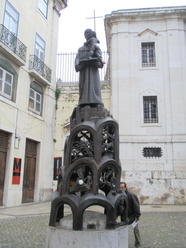 サンアントニオ教会前の像。上のほうにコインを乗せることができると願いがかなうのか、やってきた人が一生懸命投げていた。縁結びに効果があるの･･･？