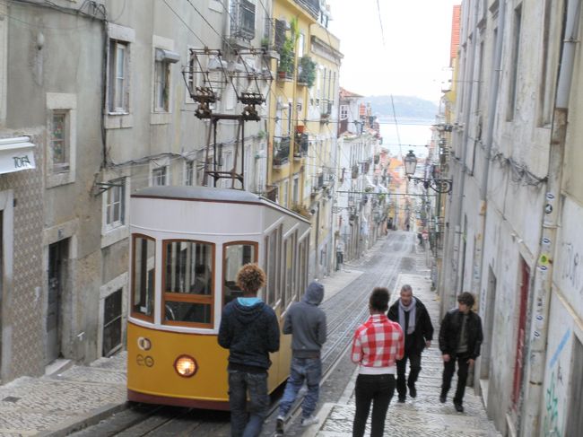 28番の市電に再び乗って、テージョ川が見えるピッカ線のケーブルカー。これに乗って下まで行きました。でもここからの風景がかっこいい。。。