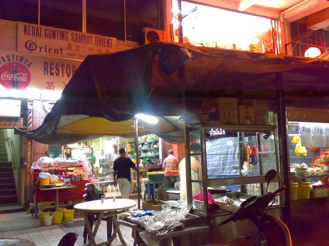 クアラルンプール(KL)ではゆっくりしたかったのでチャイナタウンのホテルに宿泊。<br /><br />　China Town Inn RM79.9 (\1,997) … 窓なし<br /><br />お湯がじゃんじゃん出るし、やっぱりown bathroomっていいよね〜。<br /><br />一休みして、夜ごはんを調達に。<br /><br />23:30ともなるとみんな店じまい始め。<br /><br />食いっぱぐれちゃう〜！<br /><br />無事、ヤル気満々のお店を発見。<br /><br />遅いのでテイクアウトしてホテルで食べることに。