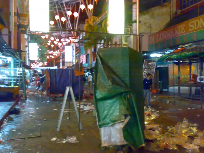 通りいっぱいに露店が出て、たくさんの人で賑わってたチャイナタウンも24:00過ぎたらこのありさま。<br /><br />すごい光景にたじろぐも、すぐさまお掃除部隊がやってきた。<br /><br />よかった、朝までこのままかと思った。