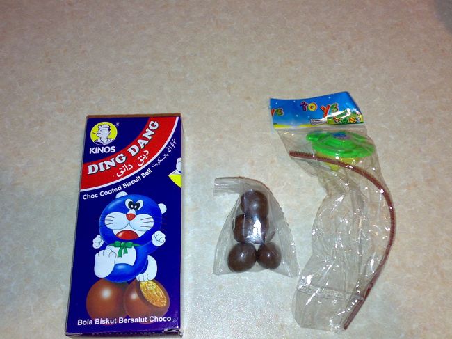 どこかの旅行記でも見かけたド、ドラちゃん？？風なキャラクター。<br /><br />　RM0.9 (\22)<br /><br />こういうセンス、キライじゃないので会社のお土産にしようかと思ったけど、チョコボール数粒＋ほとんどがおまけ（コマ？）だったので却下。