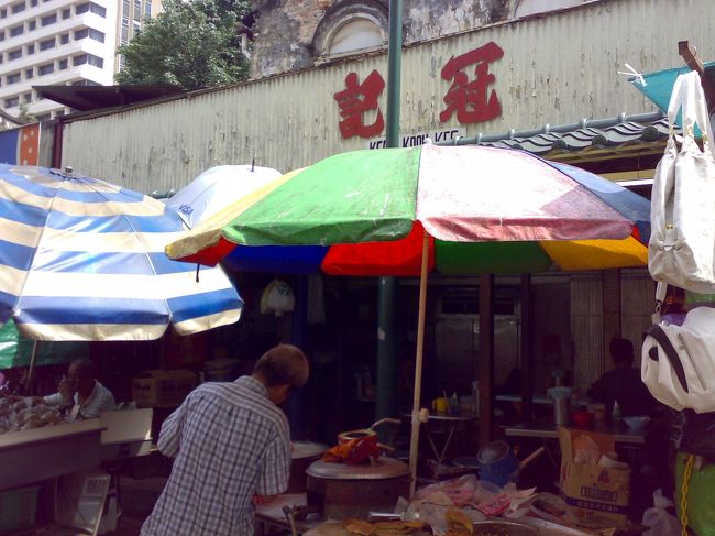 翌日は、PMからの〜んびり活動開始。<br /><br />まずは、地元で有名な雲呑麺の店（by 歩き方）”冠記”へ。<br /><br />　