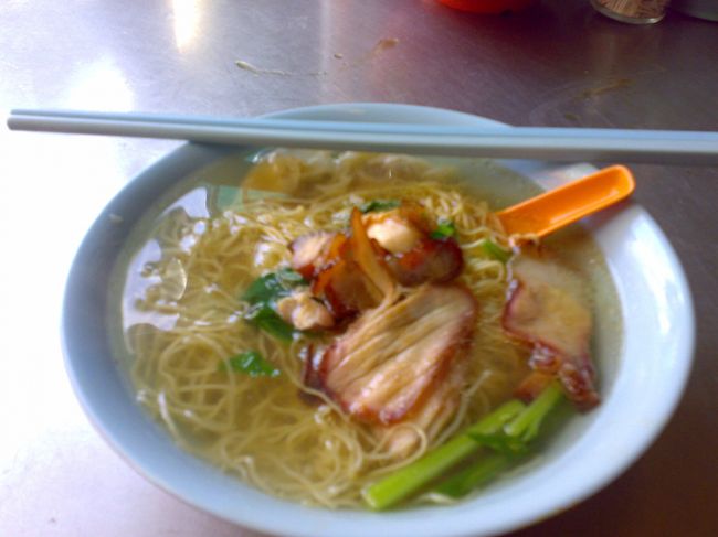 　ワンタンミースープ RM4.5 (\112)<br /><br />これまたやさしいお味。<br /><br />チリをがっつり入れて味を整える。<br /><br />残念ながら、この細くてごわごわしたちぢれ麺はあんまり好みではないかも。