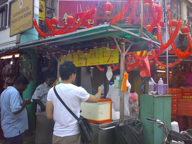 食後、すぐそばの豆腐花の屋台へ。<br /><br />大人気。<br /><br />日本では、コンビニのを1回しか食べたことがなかったので本場のにトライ。