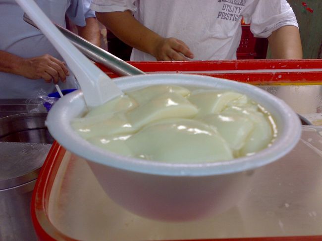 温かい豆腐の白蜜がけ。<br /><br />　RM1.2 (\30)<br /><br />醤油をかけたくなってしまった。