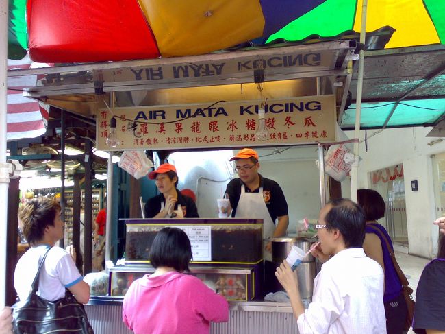 おなかいっぱいだったけど、絶対トライしたかったロンガン水の屋台へ。<br /><br />こちらも大人気。<br /><br />どこもホテルから目と鼻の距離。