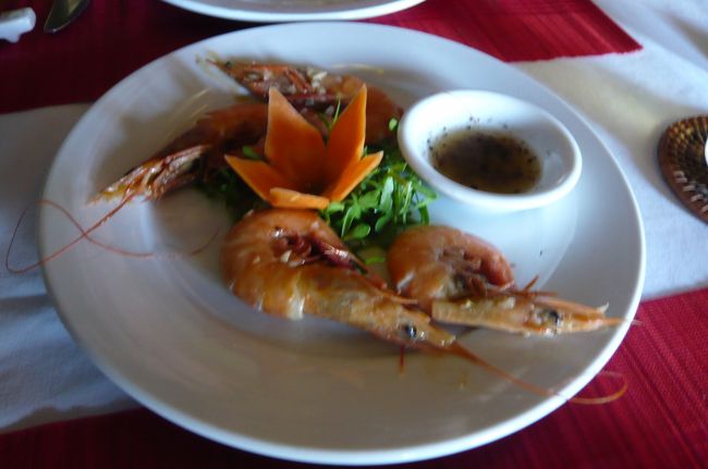 ここの　三大名物ホワイトローズ　揚げワンタン　カオ・ラウ（うどん風）の昼食。