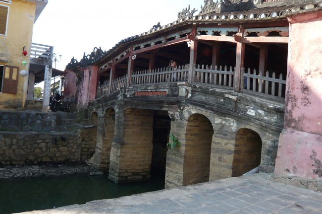 １５９３年に造られた屋根つきの橋。当時住んでいた日本人により架けられたと。　小さな橋ですが、　とても優雅、