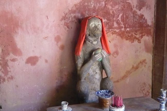 橋の両側には　申と戌の像が守っている。申年に造り始め　戌年に造り終えたからだと。