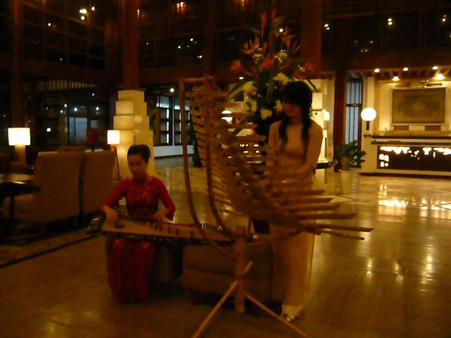 今夜はホテルのプールが工事中で使えないので、　ホテルから夕食のサービスが。　　ラッキー！<br />竹の楽器と一弦琴の優雅な音に迎えられ。