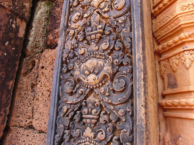 この真ん中にいる、<br /><br />獅子みたいなのは、カーラ。<br /><br />時間を象徴する神で、死者の王<br />(※仏教ではエンマ大王に相当するらしい)。<br /><br />お腹がすいて、<br /><br />口が届く範囲（自分）を全て食べつくし、<br /><br />頭だけになってしまったｗ