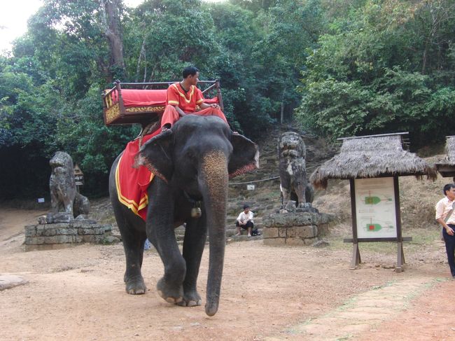 次に、<br /><br />『プノン・バケン』<br /><br />この山は、夕日を見るポイントとして<br /><br />有名な場所です☆<br /><br />ゾウで上えもあがれますが、<br /><br />あまり遅い時間はダメ。<br /><br />また、そんなに何頭もいるわけではない。<br /><br />