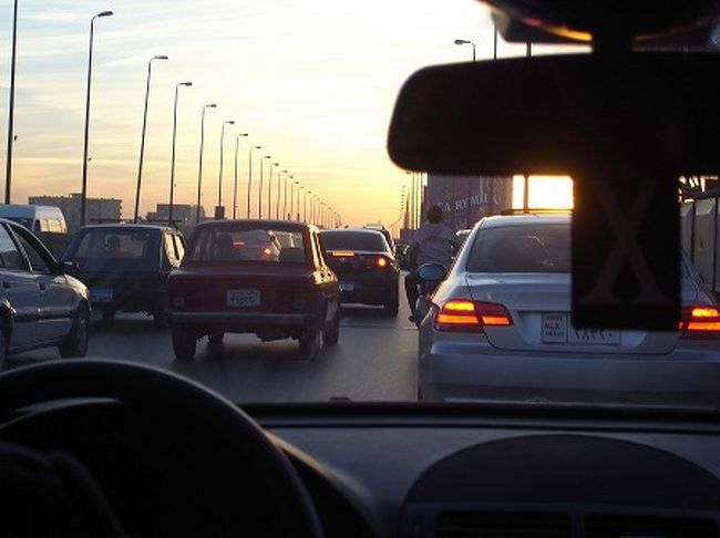 カイロ空港からホテルのハイヤーで市内に向かいます。<br />カイロの交通事情はもう劣悪・・・<br />信号はないし、2車線に3台は並んでるし、譲り合いという考え方もない無秩序状態ですから閉口してしまいます。
