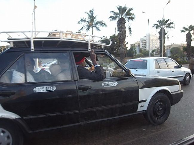 タクシーはこんな感じでオンボロ・・・