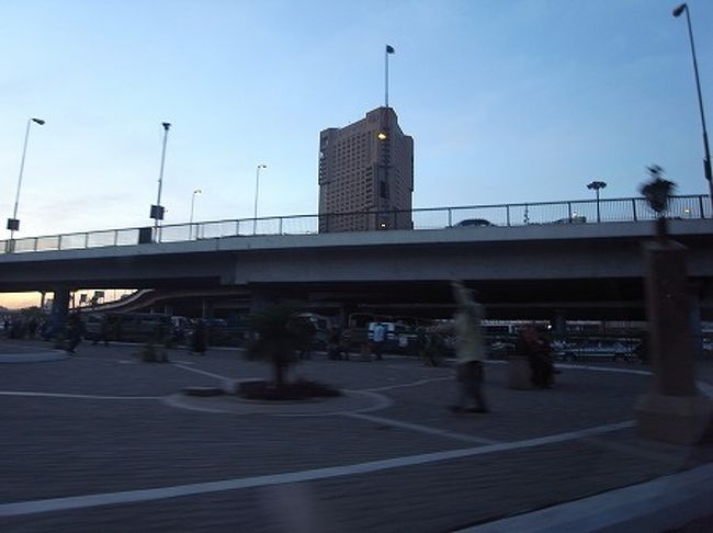 1時間かかって、ようやくホテルが見えてきました。<br />ナイル川沿いに建つ「ラムセス・ヒルトン」です。<br />このホテルは日本人のツアーも良く使っているので、日本人スタッフもおり、ロビーには日本人だらけです・・・