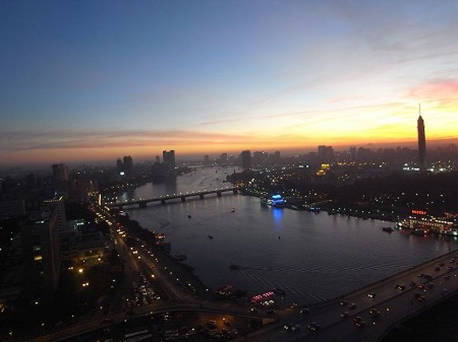 部屋はクラブフロアーのナイルビューの部屋をリクエストしました。<br />カイロタワーもよく見え素晴らしい景色ですが、バルコニーに出てみると、車の音とクラクションの音でとかなりの騒音・・・<br />バルコニーでお茶でもって気になりませんなぁ〜・・<br />