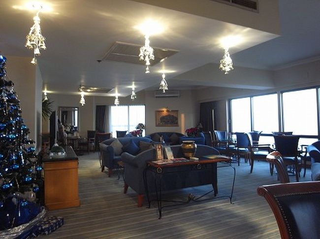 着いて早速、ラウンジへ。<br />飲み物はオーダー制で、アルコールもあります。