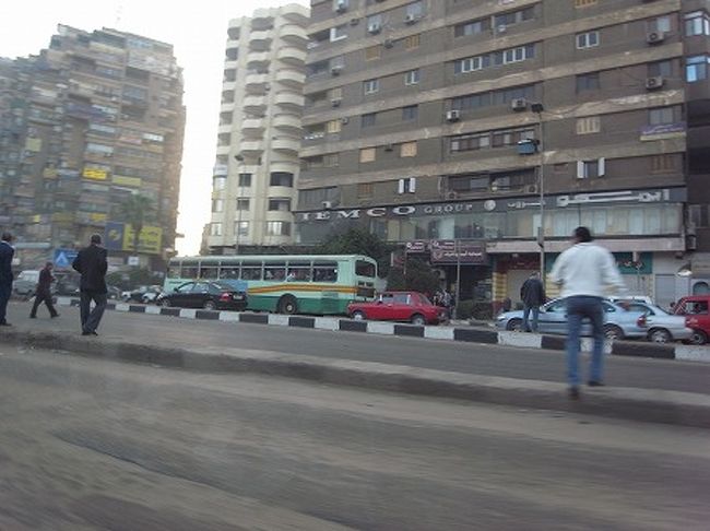 カイロ2日目<br /><br />今日は日通ペリカントラベルネット・エジプト店で手配した日帰り、ギザ・メンフィス・サッカラ・ダハシュール観光に行きます。<br />朝7時にホテルロビーにお迎えが来ており車に案内されると普通の乗用車のみ、どうやら参加人数は我々だけのようだった。<br />そうしてカイロの街の早朝を見ながらギザのピラミッドへ向かいます。