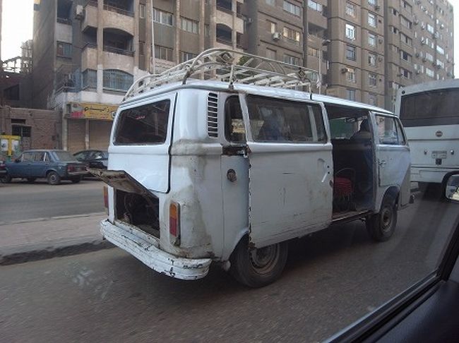 カイロのミニバス。<br />っていうか、バンです。<br />ボロボロで、エンジンハッチも開け、ドアも開けっぱなしで走っています。