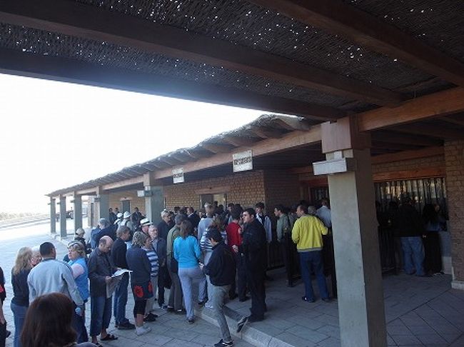 ギザに到着！<br />チケット売り場は大行列。。<br />添乗員がチケット買いに行き、ゲートの中に入ります。