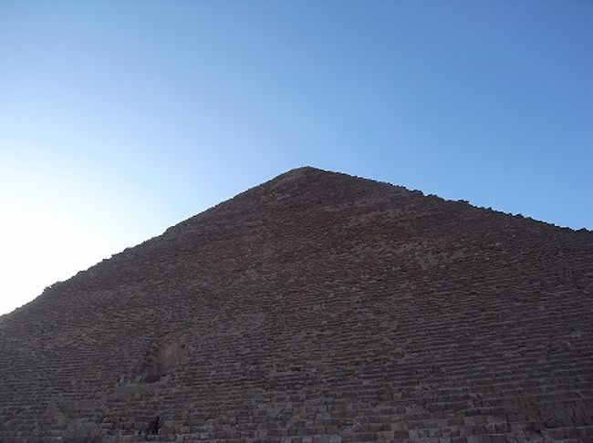 ゲートから一番手前にそびえるのは世界最大のピラミッド。クフ王もピラミッドです。