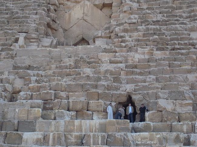 このクフ王のピラミッドの内部にも入れるのだけど、限定人数の上、ツアー費とは別途、費用が発生する（ツアーにはカフラー王のピラミッド入場料は込）ためにパス。。