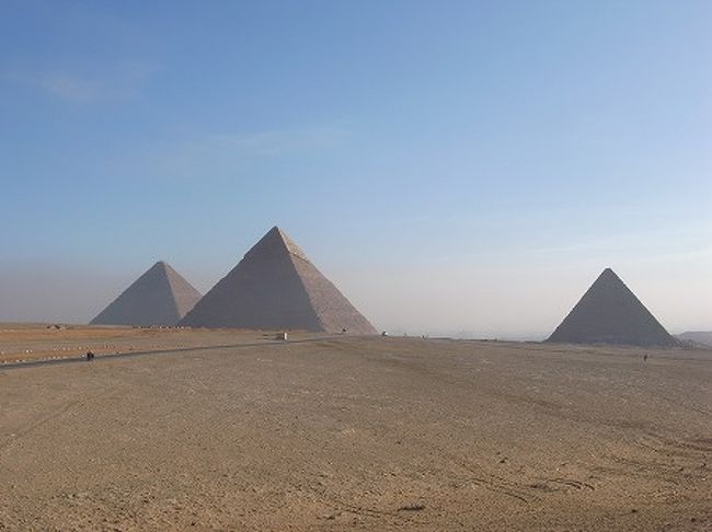 そして三つのピラミッドが見渡せるところへ。<br />真ん中のピラミッドが一番大きく見えるが、左奥のピラミッドが一番大きいのです。