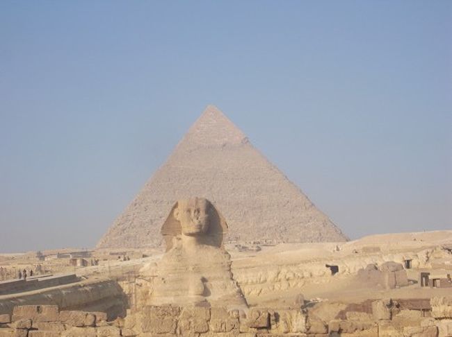 こんどはスフィンクスです。<br />思ったほど小さかったのですが、それでも凄いです。<br />写真はいかにもエジプトって写真でしょ。